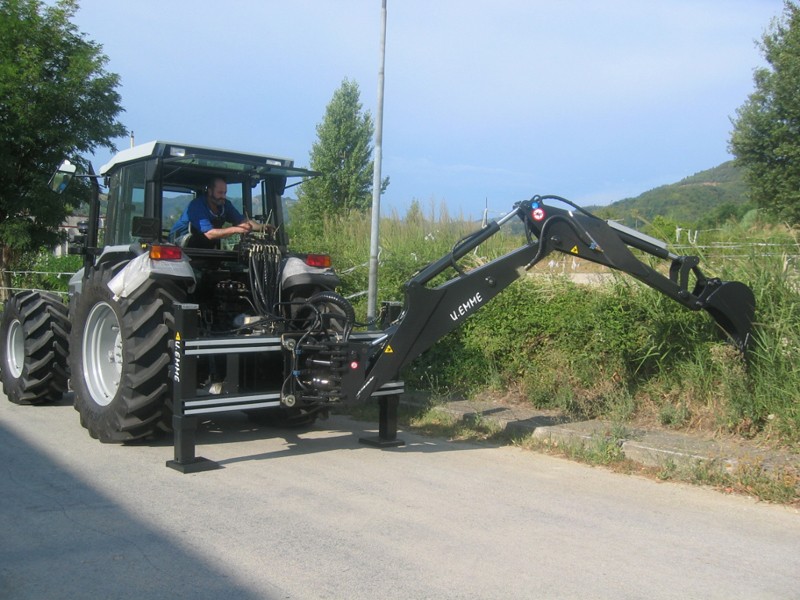 retroescavattore agricolo