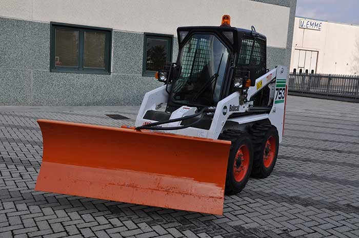 snow_blade_ls_on_skid-steer_loader2